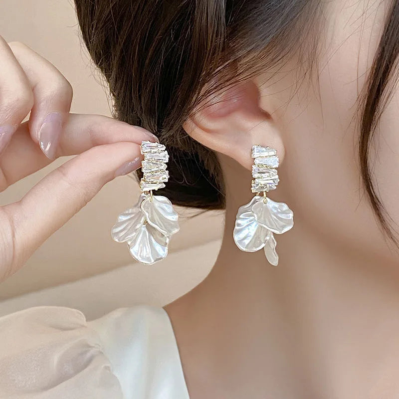 Flower Pearl Stud Earrings Korea Elegant Temperament White Color Petal Earrings For Women'S Wedding Jewelry Gifts
