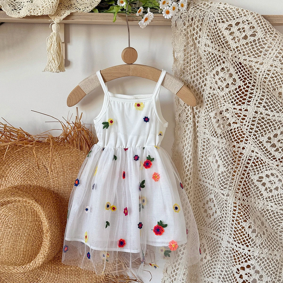 Korean Version of Baby Girls' Suspender Mesh Dress, Summer New Style, Sweet Flower Princess Dress for Infants and Young Children