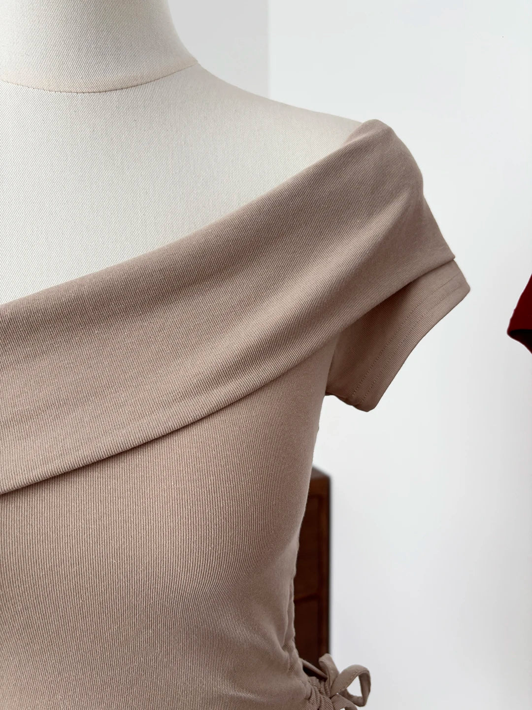 Laisee Stylish Khaki Short Sleeve Women's T-shirt Slim Fit Summer New Fashion Small Shirt Commute Style Universal Fit Short L...