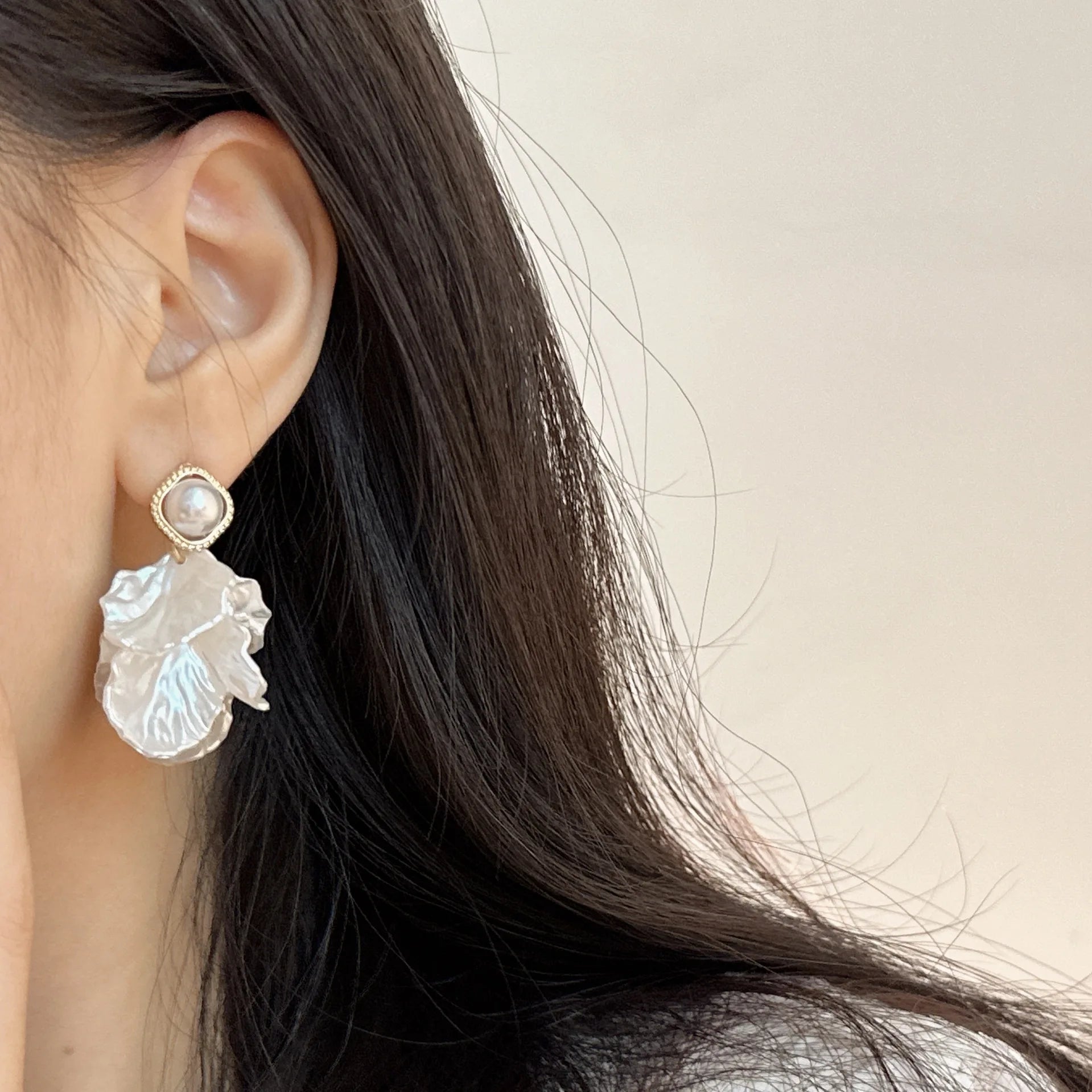 Fashion Glossy Shell Flower Pendant Earrings For Women'S Temperament Pearl Earrings Sweet Design Wedding Gifts