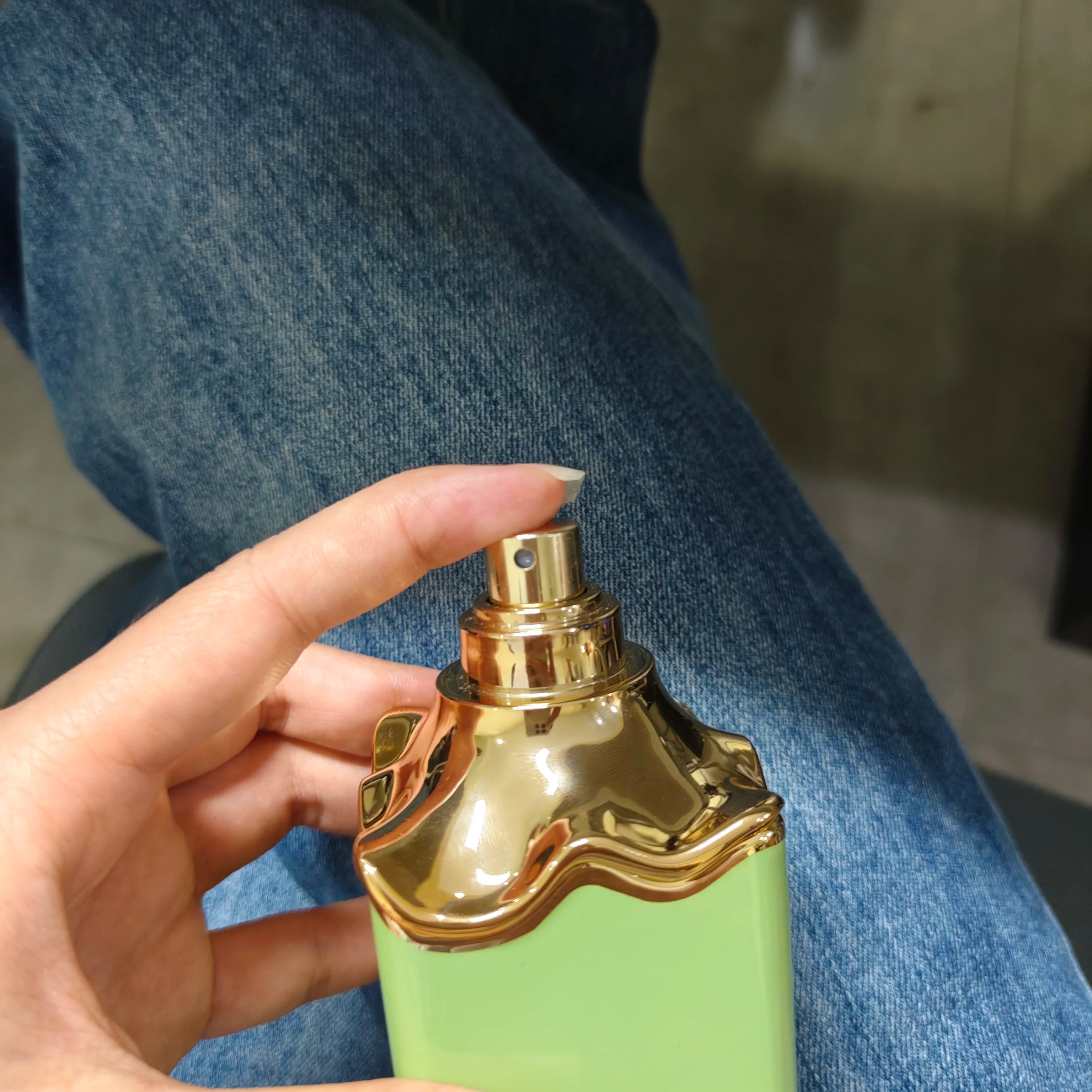 Eclaire Pistache Perfume IInspired By French Pistachio Eclair. Fresh Nut‑milky Sscent With Mellow Sweetness. Green‑gold Dripping Bottle, Not Cloying, Delivers Soft And Comforting Gourmand Fragrance Experience.