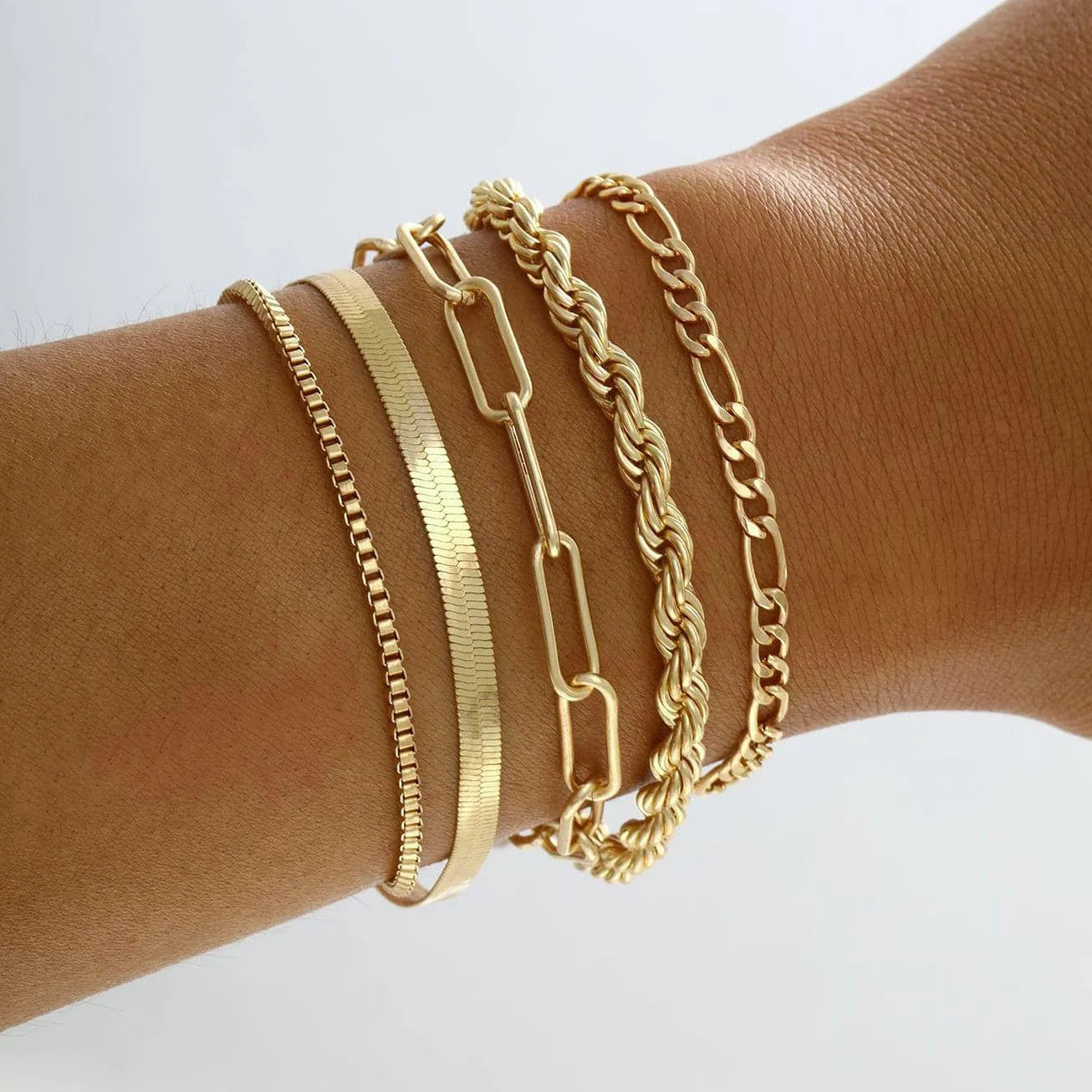 Elegant Vintage Jewelry Set With Pendant Necklace And Twisted C Hoop Earrings For Daily Outfits