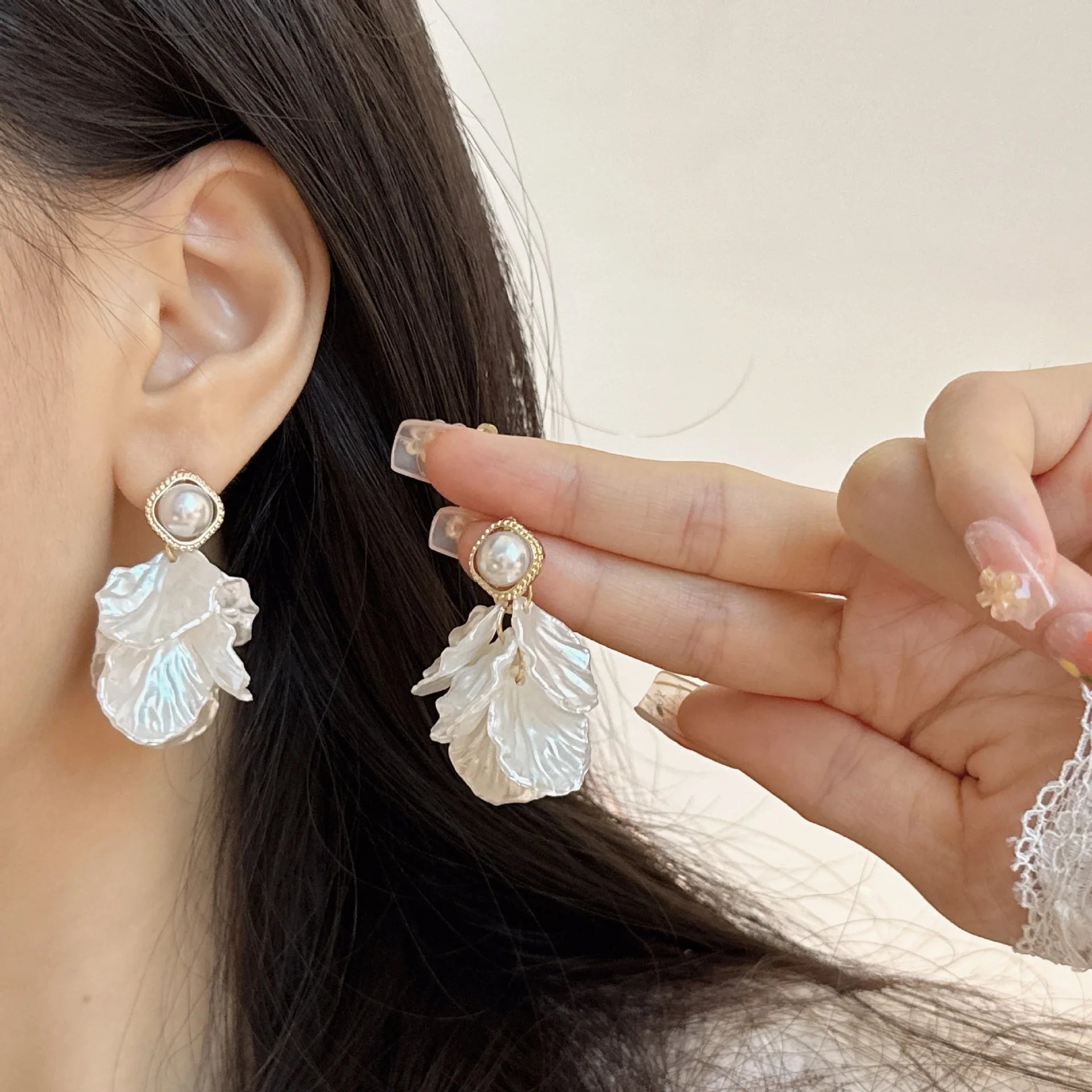 Flower Pearl Stud Earrings Korea Elegant Temperament White Color Petal Earrings For Women'S Wedding Jewelry Gifts