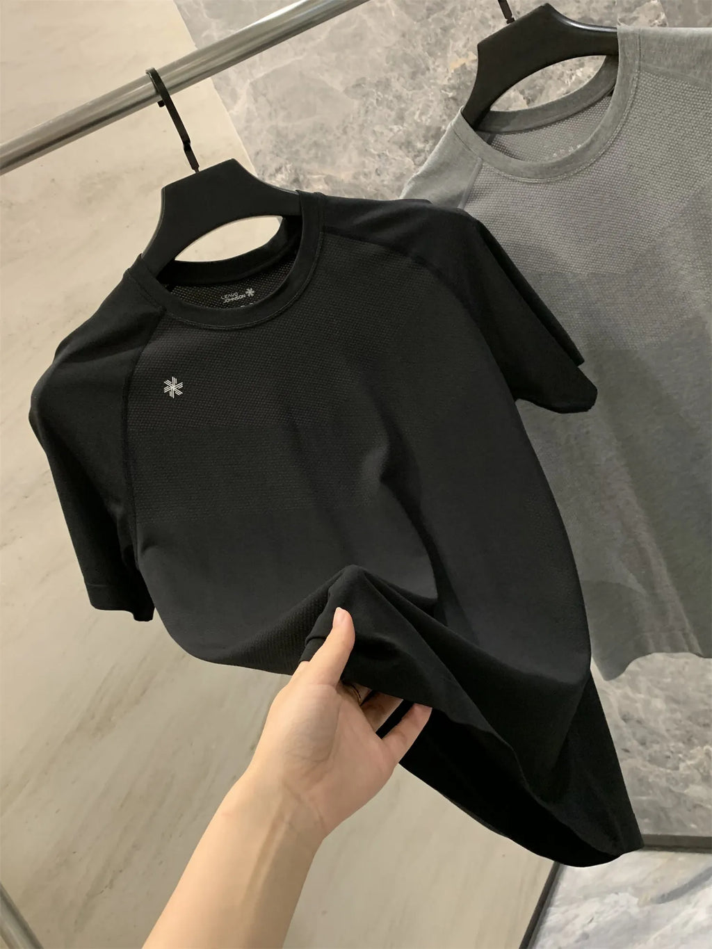 Leavo Johnson Men's Seamless Knitted Summer T-Shirt Quick Dry Mesh Sporty Short Sleeve round Neck Geometric Pattern Polyester